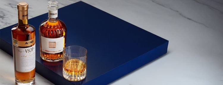 Aký je rozdiel medzi brandy a koňakom?